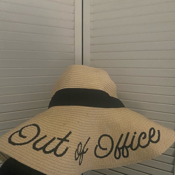 Out of office beach hat and purse - Picture 2 of 6